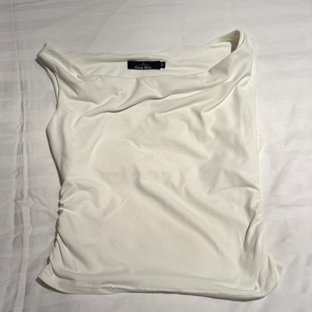 Trendy Queen. Size M. White ruched top